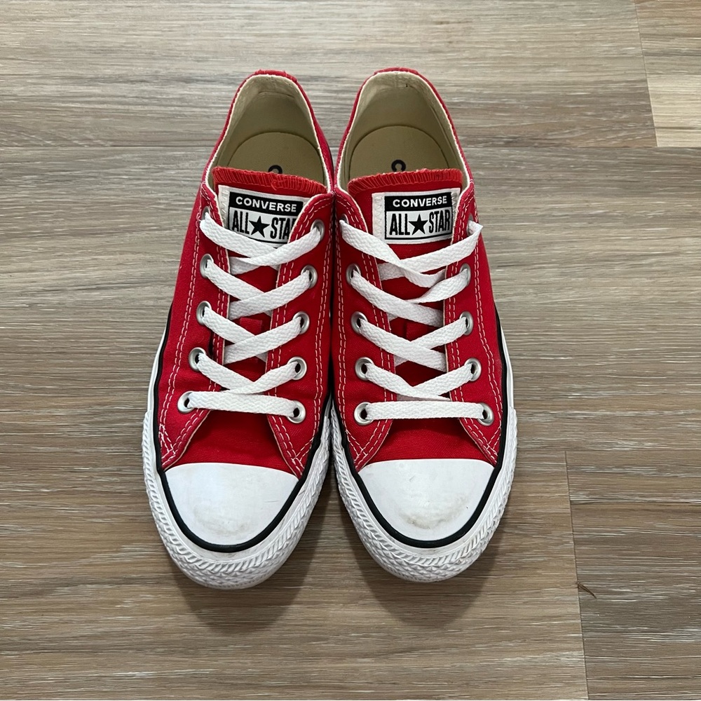 Red converse - Picture 2 of 4
